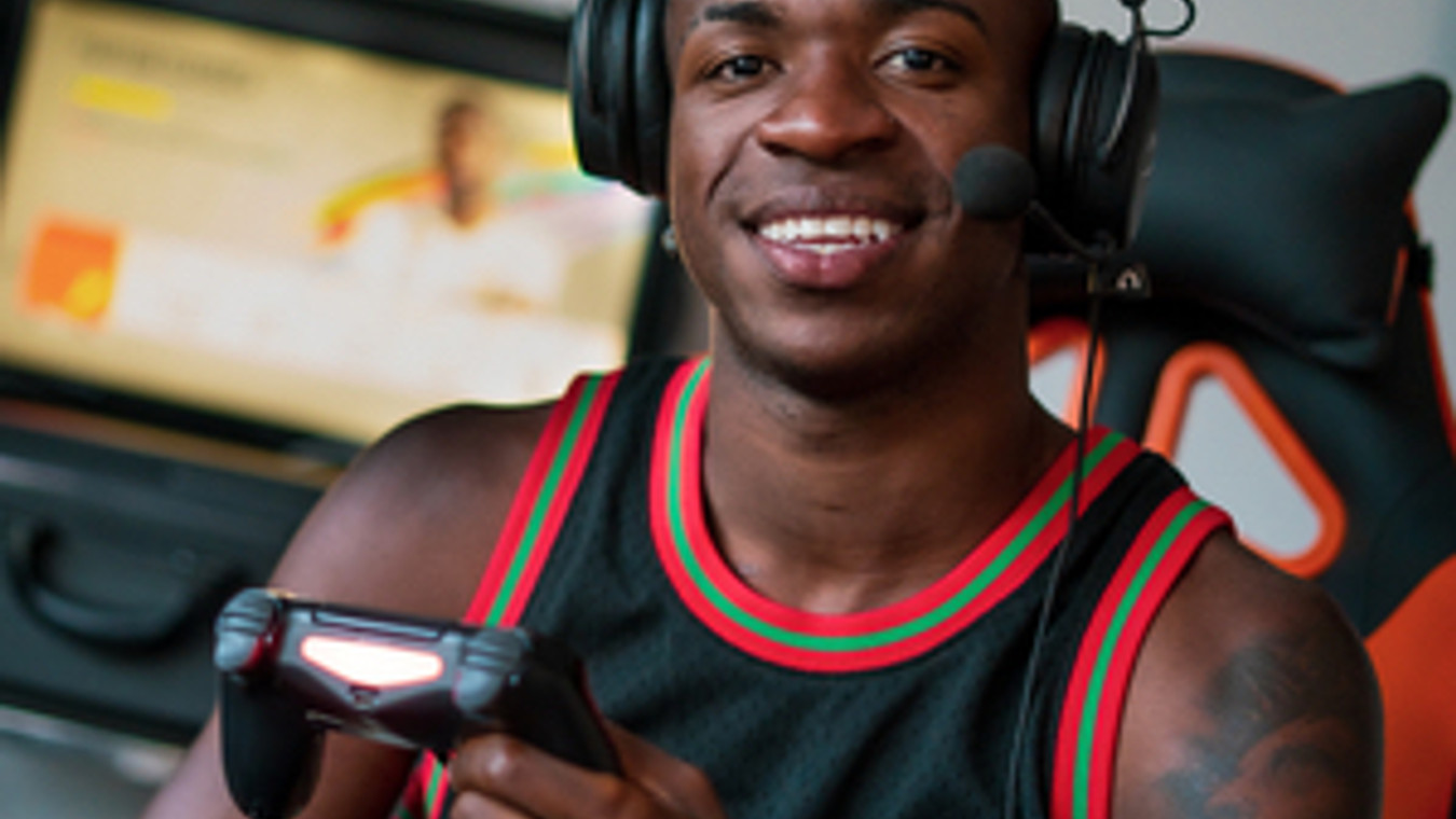 Vinícius Jr. playing Warzone to prepare for Champions League Final