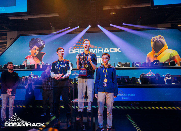MrSavage receives 100 Thieves gold chain after DreamHack Anaheim Fortnite tournament win