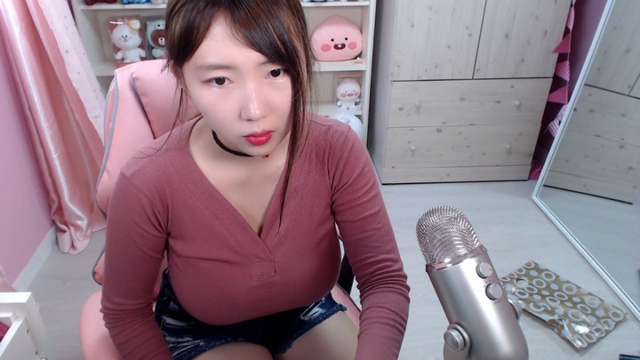 Streamer Velvet_7 still banned after 3 "mistake" bans from Twitch
