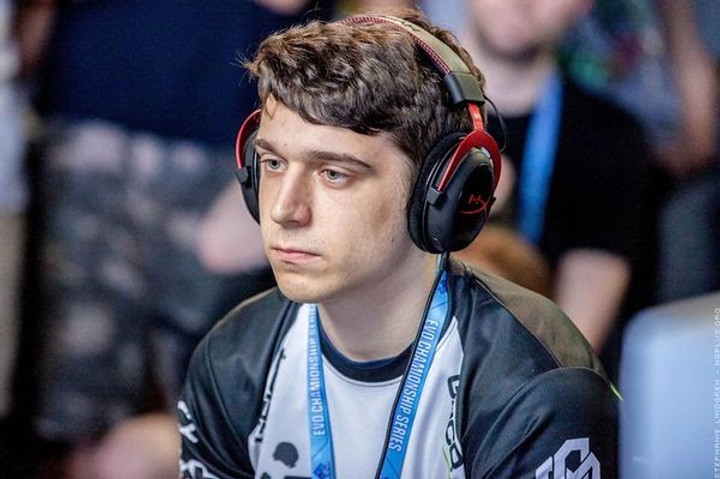 Smash Bros. Melee pro Plup smurfs in online tournament forcing organizers to lower prize money