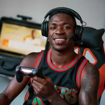 Vinícius Jr. playing Warzone to prepare for Champions League Final